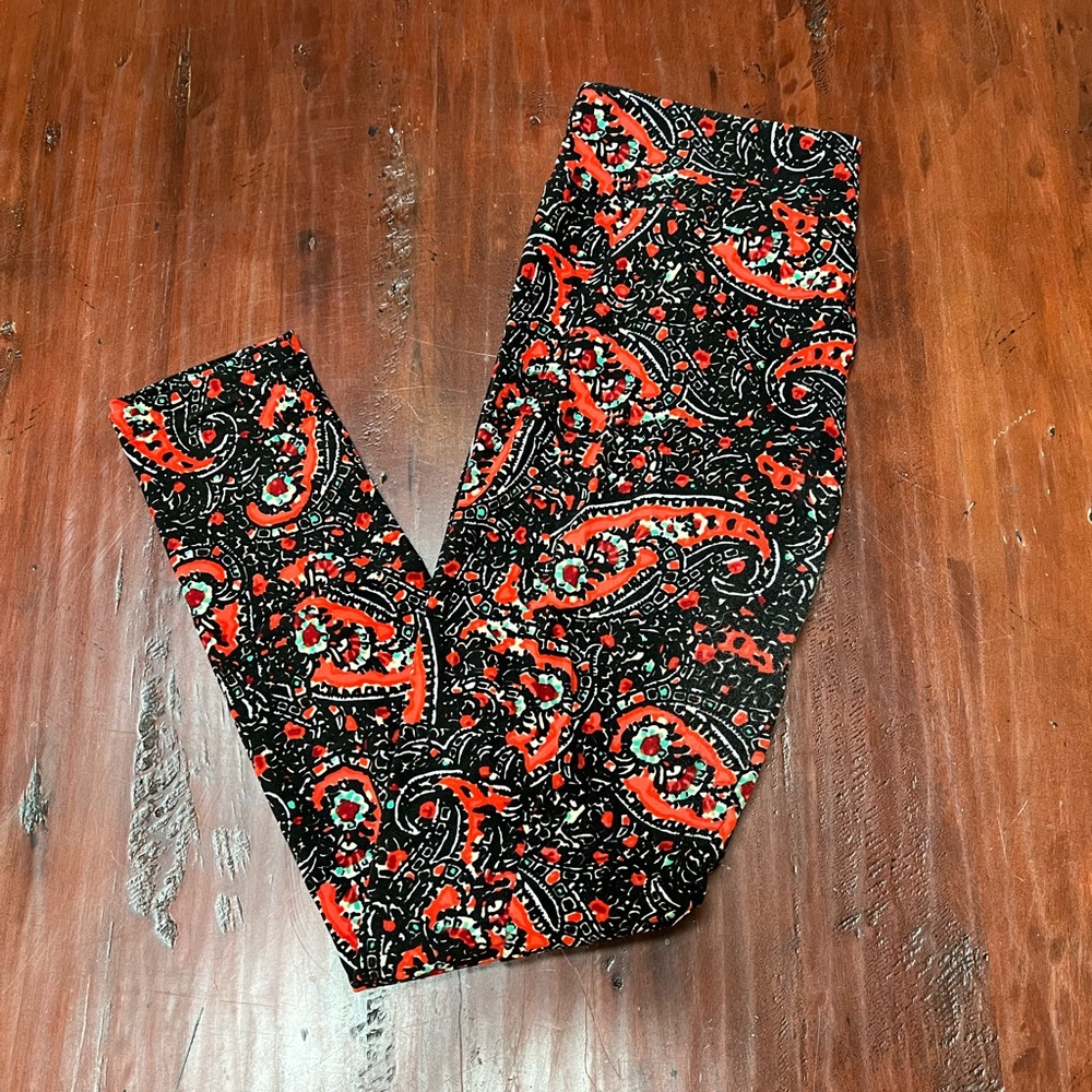 💜 5/$25 LuLaRoe Black & Red Paisley Print Leggings OS